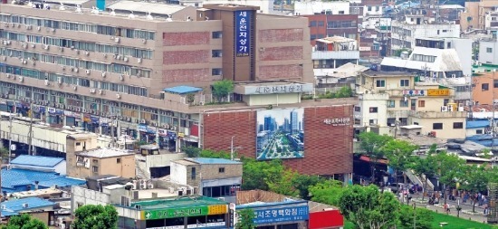 서울시가 25일 ‘세운상가 일대 재정비계획 변경안’을 내놨다. 세운상가는 당초 전면 철거하기로 했던 계획을 백지화하고, 리모델링을 하도록 했다. 주변 지역은 세운상가와 분리해 각자 재개발하도록 했다. 사진은 종로3가 세운전자상가. /허문찬 기자 sweat@hankyung.com