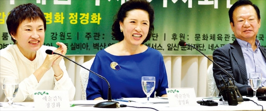 제10회 대관령국제음악제의 공동예술감독을 맡은 정경화(왼쪽부터) 정명화 씨와 이영조 한국문화예술교육진흥원 이사장이 음악제에 대해 설명하고 있다.