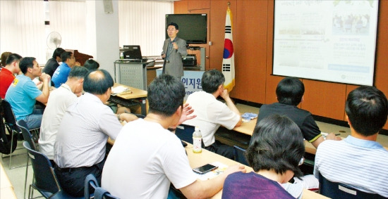 전역을 앞둔 군 간부들이 지난 5월 서울 방배동 제대군인지원센터에서 열린 취업설명회에 참석해 강연을 듣고 있다. 서울제대군인지원센터 제공