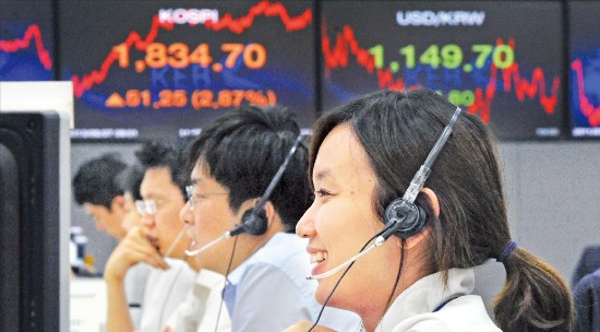 코스피지수가 2.87% 상승한 27일 서울 명동 외환은행 본점에서 직원들이 밝게 웃고 있다. /신경훈 기자 nicerpeter@hankyung.com