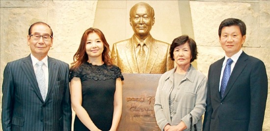 ‘포니정 혁신상’ 시상식에서 김진현 포니정재단 이사장(왼쪽부터), 석지영 교수, 박영자 여사(고 정세영 현대산업개발 명예회장 부인), 정몽규 현대산업개발 회장이 기념촬영을 하고 있다.  /포니정재단 제공 