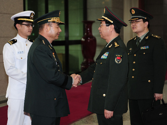 악수하는 한·중 軍수뇌부 정승조 합참의장(왼쪽)과 팡펑후이 중국군 총참모장이 4일 베이징 ‘8·1청사’에서 한·중 군사회담을 한 뒤 악수하고 있다. 연합뉴스