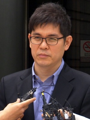 상습도박 혐의로 기소된 방송인 김용만이 27일 오전 공판이 끝난 뒤 서울 서초구 서초동 서울중앙지방법원을 나서고 있다. 연합뉴스