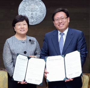 2일 음악심리치료 교육협력협약 체결 후 기념촬영하는 김선욱 이화여대 총장(왼쪽)과 조성욱 서부지검 검사장.