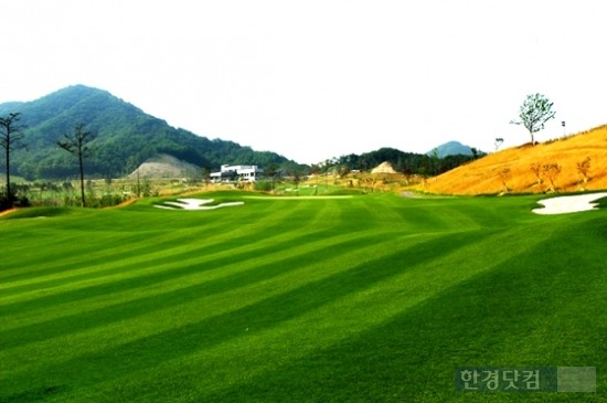 수도권 1시대 거리에 위치한 27홀 대중제 골프장이 오는 8월 문을 연다. 이천 실크밸리는 접근성이 용이하며 평지에 가까운 낮은 산지에 조성돼 초보와 상급자 모두가 만족 할 수 있는 코스 레이팅을 갖췄다는 게 특징이다. 유정우 기자 seeyou@hanmail.net/ 사진. 이천 실크밸리 제공.