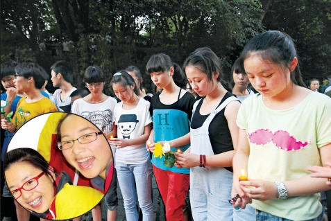 아시아나 여객기의 착륙사고로 사망한 예멍위안(원안 왼쪽)과 왕린자를 추모하기 위해 중국 저장성 장산시의 쉬장 공원에서 학생들이 촛불을 들고 있다.  /장산신화연합뉴스