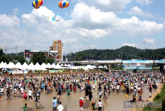 농림축산식품부는 최근 견우와 직녀가 만나는 '칠월 칠석(음력 7월 7일)'을  '도농 교류의 날'로 제정, 농어촌 마을과 지역축제를 연계해 도시민과 농어촌 주민 간의 접점을 늘린다는 방침이다. 지난해 열렸던 행사장 전경. 유정우 기자 seeyou@hankyung.com /사진. 한경DB