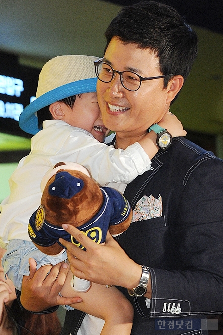 [포토] 김민율, '수많은 인파에 놀라 울음 폭발~'