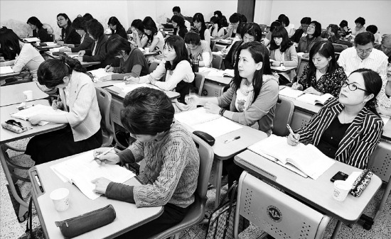 방송대는 강의실에서도 수업을 듣는 등 온·오프라인 교육을 병행하고 있다. 방송대 학생들이 진지하게 수업을 듣고 있다. 방송대 제공