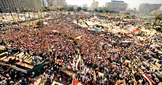 < “무르시 대통령 OUT” > 이집트 수도 카이로의 타흐리르광장에 3일(현지시간) 무함마드 무르시 대통령의 퇴진을 요구하는 시위대가 집결해 있다. 이날 군부는 이집트 국영 방송국 등 주요 시설을 장악하고 무르시 대통령을 압박했다. /카이로이집트연합뉴스