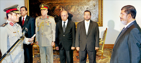 압델 파타 엘 시시 국방장관(왼쪽)이 지난해 임명식에서 무르시 대통령에게 선서하는 모습. 카이로AP연합뉴스