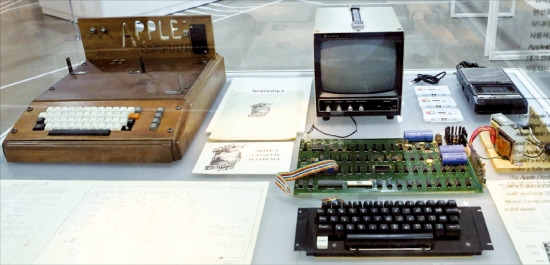 넥슨컴퓨터박물관 1층에 전시된 ‘애플1’ 컴퓨터(왼쪽). 스티브 잡스와 스티브 워즈니악이 1976년 만든 최초의 애플 컴퓨터로 키보드
가 나무판 위에 달려 있다. 넥슨 제공