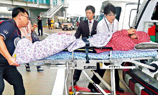 < 일단 병원으로 > 미국 샌프란시스코 국제공항에서 착륙 사고가 난 아시아나 항공기 탑승객이 8일 인천공항에 도착, 병원으로 옮겨지고 있다. 공항사진기자단