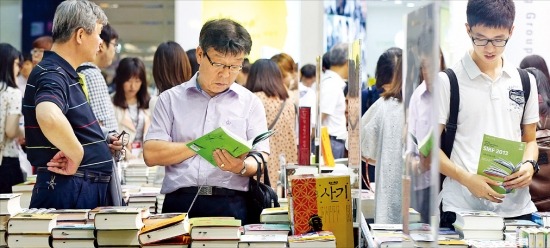 지난달 서울 삼성동 코엑스에서 열린 서울국제도서전을 찾은 독자들이 전시된 책을 살펴보고 있다.   /연합뉴스 