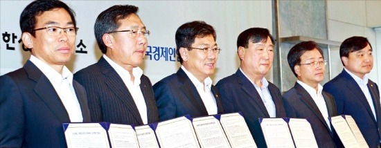 경제5단체와 산업통상자원부는 9일 서울 더플라자호텔에서 ‘산업체질 강화를 위한 실천계획 선포식’을 열었다. 이승철 전국경제인연
합회 부회장(왼쪽부터), 김기문 중소기업중앙회 회장, 윤상직 산업통상자원부 장관, 이희범 한국경영자총협회 회장, 이동근 대한상공
회의소 부회장, 안현호 무역협회 부회장이 실천계획서를 들고 기념촬영하고 있다.  /정동헌 기자 dhchung@hankyung.com