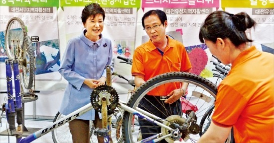 < "자전거 잘 만들었네요" > 박근혜 대통령이 9일 서울 코엑스에서 열린 ‘2013 내 일 행복 자활박람회’ 개회식에 참석한 후 행복자전거 서비스센터를 둘러보고 있다.  /강은구 기자 egkang@hankyung.com