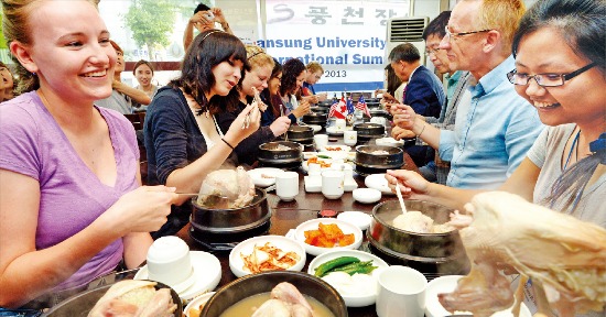 외국인 학생들 "삼계탕 맛있어요"