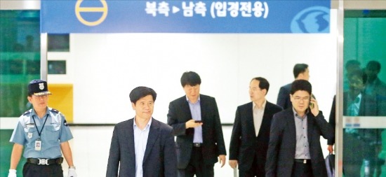 < 돌아오는 선발대 > 개성공단 정상화와 남북당국회담 준비를 위해 9일 개성공단을 방문한 선발대가 전력선·통신선 등 설비와 반출물자 사전점검을 마치고 이날 오후 남측으로 들어오고 있다.  /사진공동취재단 