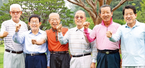 제약사 원로 오너들의 모임인 ‘팔진회’가 10일 경기 안양베네스트CC에서 정기 월례회를 가졌다. 허억 삼아제약 회장(왼쪽부터), 이종호 JW홀딩스 회장, 강신호 동아쏘시오홀딩스 회장, 김승호 보령제약 회장, 어준선 안국약품 회장, 이경호 제약협회장이 파이팅을 외치고 있다. 신경훈 기자 nicerpeter@hankyung.com