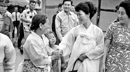 1965년 전남 나주 호혜원을 방문한 육영수 여사(오른쪽 두 번째). 나주시 제공