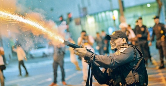 최루탄 발포하는 진압 경찰