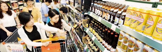 음주문화의 변화로 대형마트에서 외국산 맥주 매출이 빠르게 증가하고 있다. 이마트 서울 성수점에서 소비자들이 외국산 맥주를 고르고
있다. 강은구 기자 egkang@hankyung.com