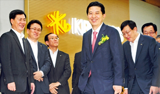 임영록 KB금융지주 회장이 12일 열린 취임식에서 임원들과 함께 기념사진을 찍은 뒤 밝게 웃으며 단상에서 내려오고 있다. 허문찬 기자 sweat@hankyung.com