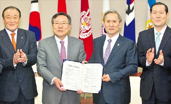 김기문 중소기업중앙회장과 김관진 국방부 장관이 15일 서울 국방부에서 ‘전역(예정) 장병 중소기업 취업활성화를 위한 업무협약 양해각서(MOU)’를 체결했다. 왼쪽부터 서병문 중기중앙회 부회장, 김 회장, 김 장관, 박대섭 국방부 인사복지실장. /중소기업중앙회 제공