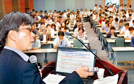 고바야시 시게노리 일본농림수산정책연구소 주임연구관이 일본의 6차 산업정책 방향과 과제라는 주제로 발표하고 있다.  /정동헌 기자  dhchung@hankyung.com 