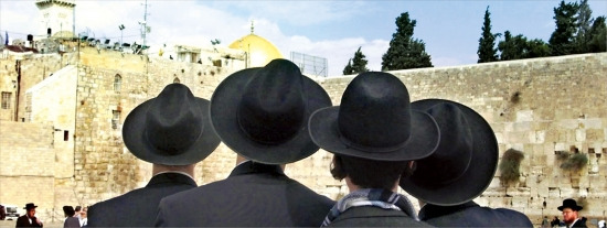 이스라엘 수도 예루살렘의 서쪽 성벽 일부인 ‘통곡의 벽’을 검은 모자를 쓴 유대교 신자들이 바라보고 있다. 《신을 찾아 떠난 여행》의
저자는 8개 종교 탐험여행을 통해 “지혜의 조각들이 골수로 스며들게 하자”고 제안한다. 한경DB