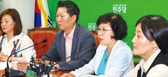 국가정보원의 대선 개입 의혹에 대한 국정조사 특별위원회 소속 민주당 위원들이 21일 국회에서 기자회견을 하고 있다. 김현 의원과 진선미 의원은 최근 위원직을 사퇴했지만 각각 민주당 국조특위 대변인과 지원단장으로 활동 중이다. 왼쪽부터 진선미, 정청래(간사), 김현, 박영선 의원.   /연합뉴스 