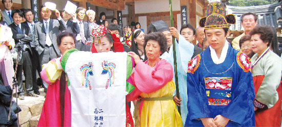 [Farm Stay] 전남 왕인촌마을, 백제 왕인· 고려 최지몽 선생이 태어난 곳…민박 한옥 툇마루서 보는 일몰·일출 장관