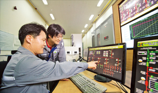 동국제강 직원들이 실시간 에너지 소비 모니터링 시스템을 보며 전력 사용량을 점검하고 있다.  /동국제강 제공 
