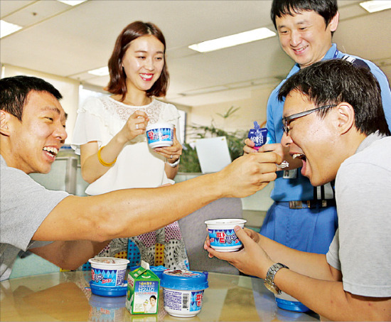 포항제철소 직원들이 지난 17일 회사에서 제공한 팥빙수를 먹으며 더위를 식히고 있다. /포스코 제공 