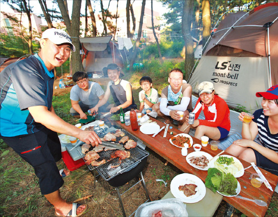 LS산전 직원 가족이 충남 보령 대천해수욕장에 마련된 캠프장에서 여름 휴가를 보내고 있다.  /LS산전 제공 