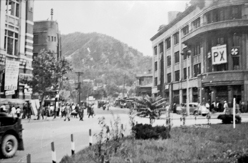 미 참전용사 해리 벡호프씨가 찍은 1953년 당시 명동 전경. 오른쪽에 보이는 건물이 신세계 백화점 본점이다. 당시엔 미군 PX 건물로 쓰였다.