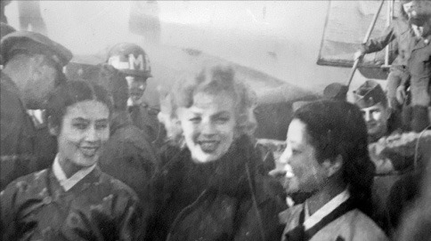1954년 2월 당대 최고의 인기 여배우였던 마릴린 먼로가 종전 후 미군 장병을 위문하기 위해 한국에 도착한 뒤 한국 여성들과 포즈를 취하고 있다.