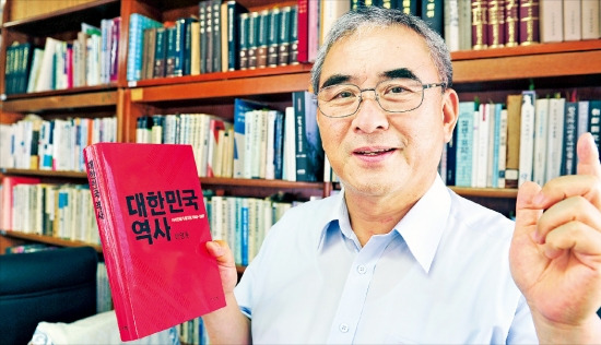 이영훈 서울대 경제학과 교수는 저서 ‘대한민국 역사: 나라 만들기 발자취 1945~1987’을 집필한 동기에 대해 “대한민국의 국민이 자랑스럽게 공유할 수 있는 통합의 역사를 새롭게 쓰고자 했다”고 말했다. 정동헌 기자 dhchung@hankyung.com