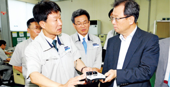 전호석 현대모비스 사장(오른쪽)이 광주광역시에 있는 협력사 한국알프스를 찾아 애로사항을 듣고 있다.   /현대모비스 제공