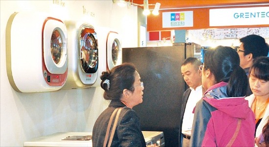 중국 상하이 한 양판점의 동부대우전자 매장에서 소비자들이 벽걸이 드럼세탁기 ‘미니’를 살펴보고 있다.   /동부대우전자 제공