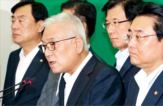 김한길 민주당 대표(앞줄 오른쪽 두번째)가 31일 국회에서 긴급 기자회견을 열고 원내외 병행투쟁을 선언하고 있다.  /연합뉴스 