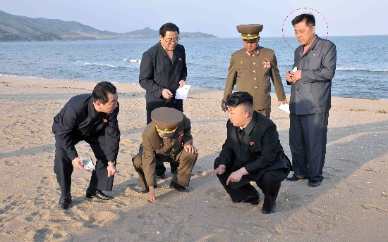 북한 노동당 재정경리부 부부장 겸 설계실 실장인 것으로 알려진 마원춘(붉은 원안). 그동안 그는 북한 매체를 통해 '당 중앙위 부부장'으로 소개됐을 뿐 정확한 직책이 공개되지 않았다. 사진은 지난 6월 1일 김정은 국방위원회 제1위원장이 함경남도 마전해수욕장을 방문했을때 수행한 모습. 연합뉴스