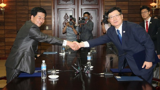 악수하는 남북 수석대표 /연합뉴스