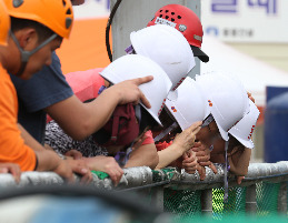 < 오열 > 실종자 가족들이 16일 노량진 상수도관 수몰사고 현장에서 오열하고 있다. 이날 실종자 수색작업은 실패로 끝났다. 연합뉴스