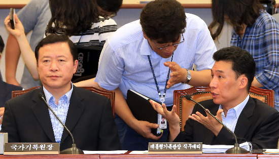 < 국회 출석한 국가기록원장 > 박경국 국가기록원장(왼쪽)과 하종목 대통령기록관장 직무대리가 18일 국회 운영위 전체회의에 출석, 의원들의 질의를 기다리고 있다. 연합뉴스