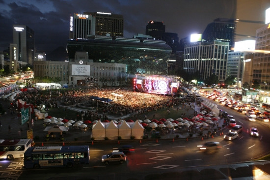 지난 3일 서울광장에서 열린 '따뜻한 대한민국 대축제' 현장. 이날 대축제에는 뜨거운 날씨에도 불구하고 3만 5천 여 명의 시민들로 인산인해를 이뤘다.