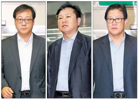 이상헌 SK텔레콤 정책협력실장(왼쪽부터), 이석수 KT 경쟁정책담당 상무, 박형일 LG유플러스 사업협력담당 상무가 19일 오전 경기 성남시 한국정보통신기술협회에 마련된 주파수 경매장으로 들어가고 있다. 연합뉴스