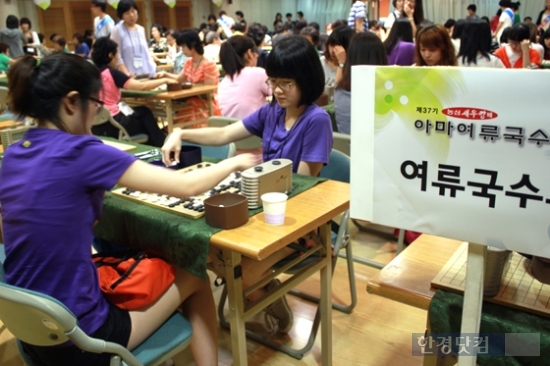 
지난해 열린 '제37회 농심 새우깡배 아마여류국수전' 결선리그에서 학생부 선수들이 대국을 펼치고 있다. 유정우 기자 seeyou@hankyung.com 