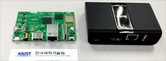 HDMI USB 마이크로USB 등의 단자가 달린 초소형 PC 회로기판(왼쪽). 상용화를 위해 명함 크기로 제작했다. 초소형 PC에 케이스를 씌워 제품 형태(오른쪽)로 만들었다. 앱센터 제공