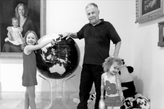 월가의 인디애나 존스라고 불리는 짐 로저스와 그의 두 딸이 즐거운 시간을 보내고 있다.  /한국경제매거진 제공 